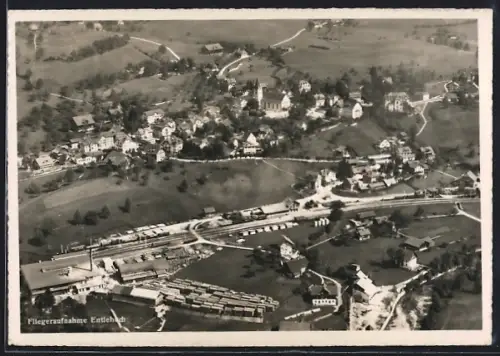 AK Entlebuch, Ortsansicht mit Kirche und Bahnstrecke vom Flugzeug aus
