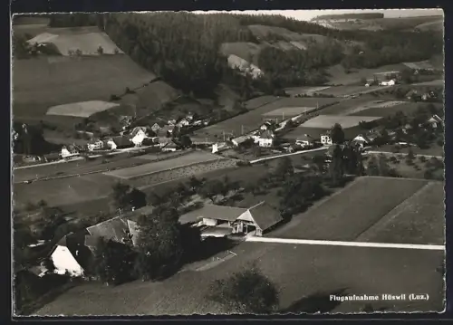 AK Hüswil /Luz., Ortsansicht mit Eisenbahnlinie und Bahnhof vom Flugzeug aus