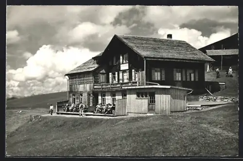 AK Adelboden, Berghotel Hahnenmoos mit Besuchern