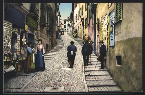 AK Lugano, Via Cattedrale mit Passanten und AK-Verkauf