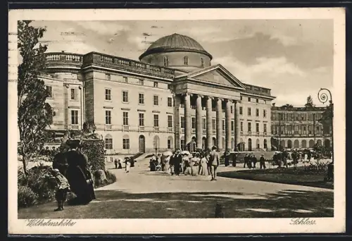 AK Kassel-Wilhelmshöhe, Blick auf das Schloss mit Passanten