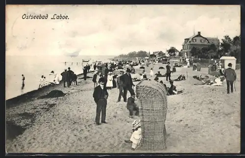 AK Laboe, Strandpartie mit Strandkorb und Gästen
