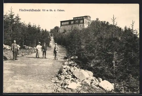 AK Oybin, Wanderer vor der Hochwaldbaude