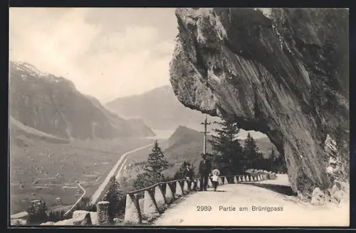 AK Brünig, Vater mit Kind am Brünigpass