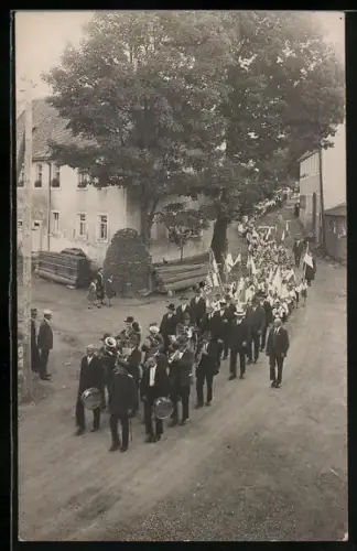 Foto-AK Weissdorf /Ostmark, Festumzug mit Musikverein