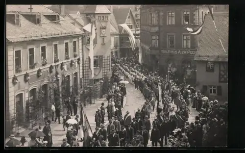 Foto-AK Münchberg, Turnfest 1913, Festmarsch am Kaufhaus Pock in der Bahnhofstrasse