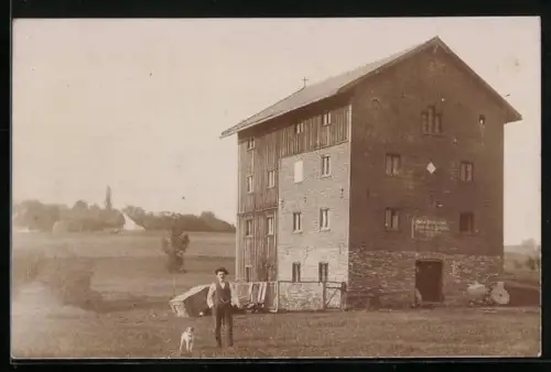 Foto-AK Velden /Vils, Gehöft Legertshub mit Mann und Hund