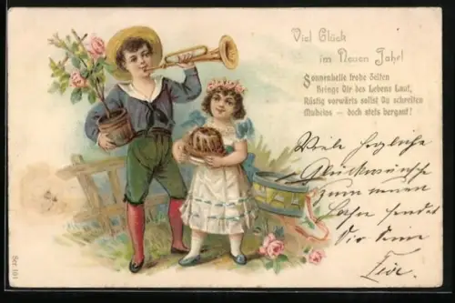 Präge-AK Neujahrsgruss, Junge und Mädchen mit Trompete und Kuchen