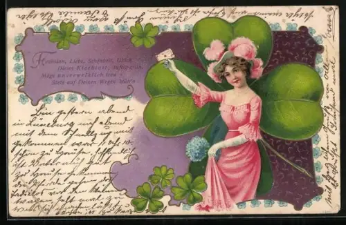 Präge-AK Dame mit Brief vor einem riesigen Kleeblatt