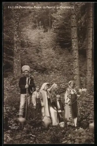 AK Prinzessin Maria von Rumänien im ihren Kindern im Wald