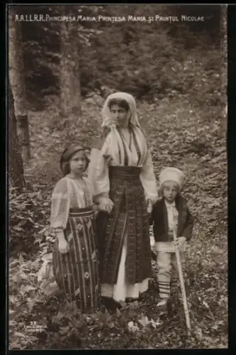 AK Kronprinzessin Marie von Rumänien mit Prinzessin Marie und Prinz Nicolaus im Wald