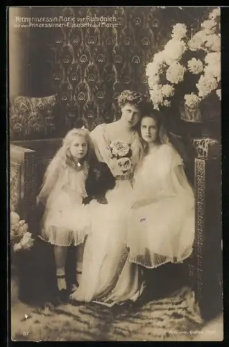 AK Kronprinzessin Marie von Rumänien, Portrait mit den Prinzessinen Elisabeth und Marie