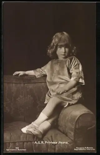 AK Prinzessin Jleana von Rumänien sitzt auf einer Sofalehne, Kinderbild