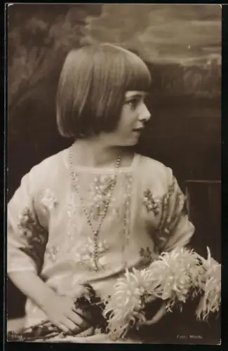 AK Prinzessin Ileana von Rumänien, Seitenportrait mit Blumen