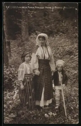 AK Kronprinzessin Marie von Rumänien mit Prinzessin Marie und Prinz Nicolaus im Wald