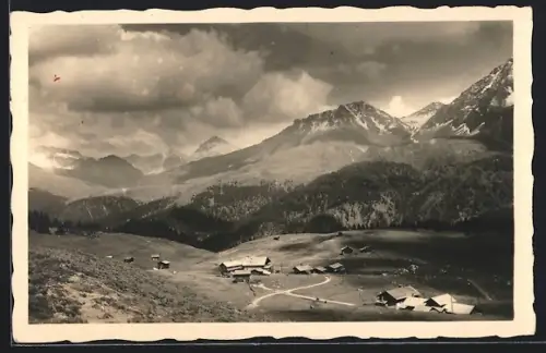 AK Arosa, Teilansicht mit Wiesen und Bergpanorama
