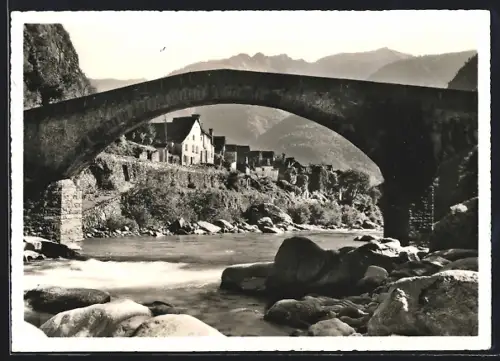 AK Bignasco, Blick durch die Brücke zum Ort
