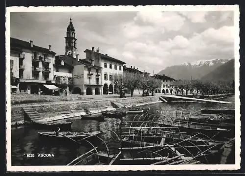 AK Ascona, Teilansicht mit Metzgerei Orelli, im Vordergrund traditionelle Boote