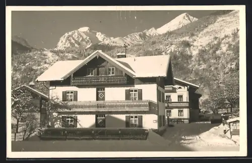 AK Unterwössen /Obb., Wohnhaus vor Berglandschaft