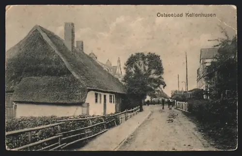 AK Kellenhusen, Dorfstrasse mit Reetdach-Haus