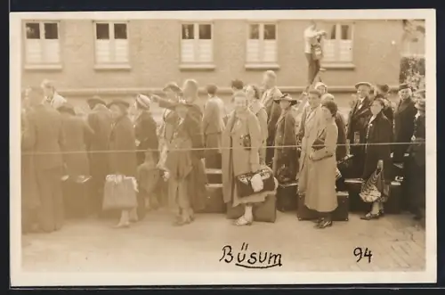 AK Büsum, Wartende Passagiere mit Koffern