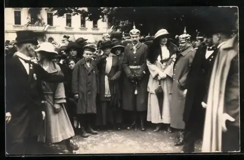 AK Prinz August Wilhelm von Preussen hat sich unters Volk gemischt