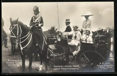 AK Prinzessin Victoria Louise mit ihren beiden ältesten Söhnen bei einer Kutschfahrt, 1912