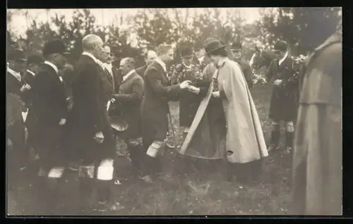 AK Kronprinzessin Cecilie steckt den Ring an, Verlobung im Freien, Reiter