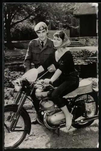 AK Jawa 350 ccm Motorrad, Flotte Fahrerin und Soldat in Uniform