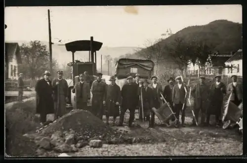 Foto-AK Arbeiter beim Strassenbau