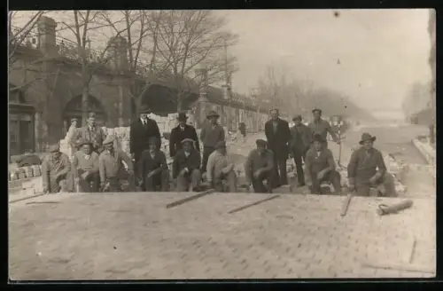 Foto-AK Arbeiter beim Bau einer Strasse