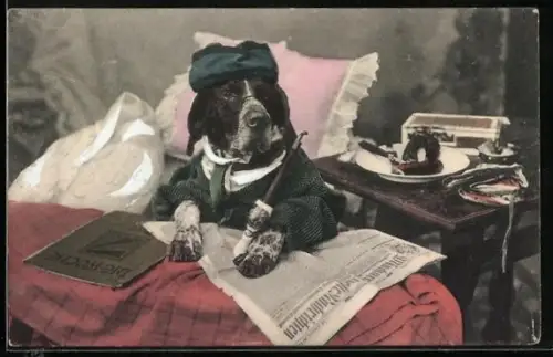 AK Hund mit Brille und Pfeife an einem Tisch