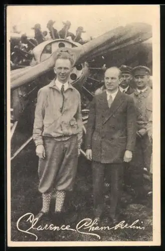 AK Chamberlain und Levine posieren vor Flugzeug am 6. Juni 1927