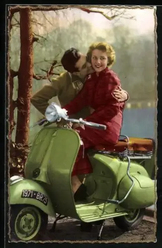 AK Paar im Wald, Sie auf Vespa Motorroller