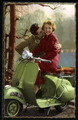 AK Paar im Wald, Sie auf Vespa Motorroller