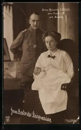 AK Prinz Heinrich XXXIII. von Reuss mit Frau und Baby, Wohlfahrtskarte für Kriegswaisen