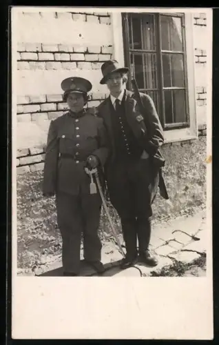 Foto-AK Zwei Frauen in Unifomen mit Säbel und Gewehr
