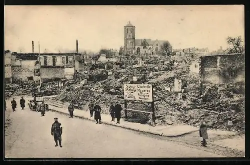 AK Rethel, Ruinen des Ortes, Panorama mit Soldaten und Kirche