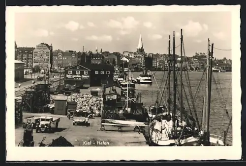 AK Kiel, Schiffe am Quai im Hafen