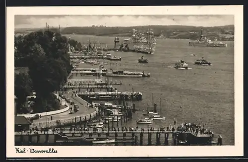 AK Kiel, Wasserallee mit Stegen und Booten