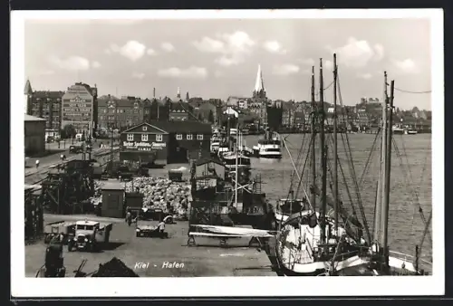 AK Kiel, Schiffe am Quai im Hafen