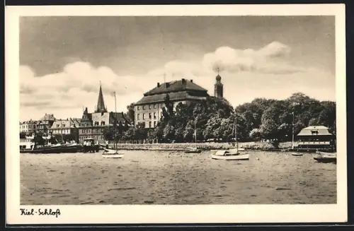 AK Kiel, Blick auf das Schloss vom Wasser mit Segelbooten