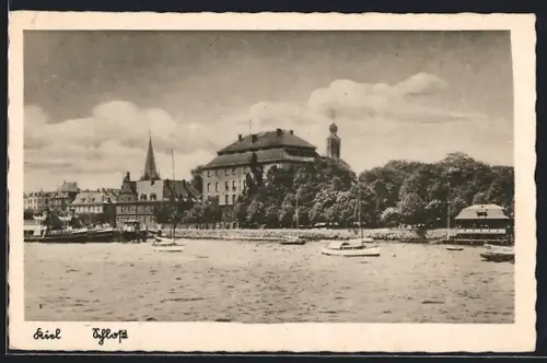 AK Kiel, Blick aufs Schloss vom Wasser mit Segelbooten