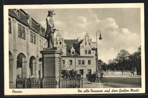 AK Dessau, Der alte Dessauer auf dem Grossen Markt