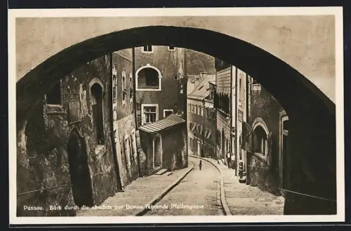 AK Passau, Blick durch die abwärts zur Donau führende Pfaffengasse