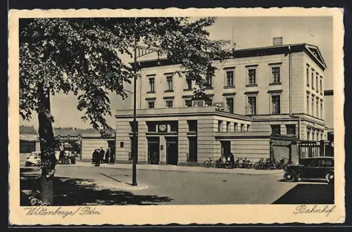 AK Wittenberge /Pdm., Platz vorm Bahnhof mit Automobilen
