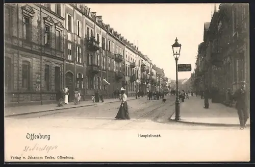 AK Offenburg, Hauptstrasse mit Wohngebäuden und Strassenbahngleisen