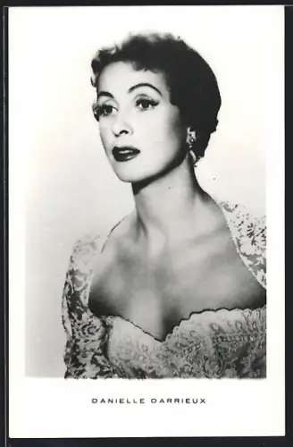 AK Schauspielerin Danielle Darieux in glamourösem Ballkleid