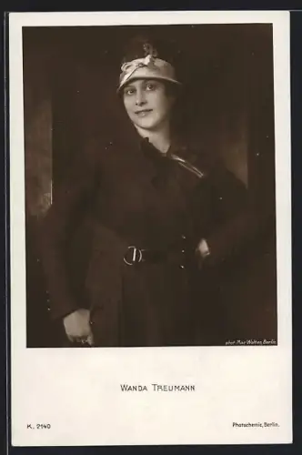 AK Schauspielerin Wanda Treumann in Mantel und Hut