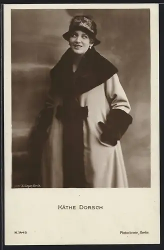 AK Schauspielerin Käthe Dorsch in Mantel und Hut